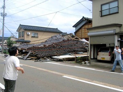 Два мощных землетрясения в Японии: более 400 раненых