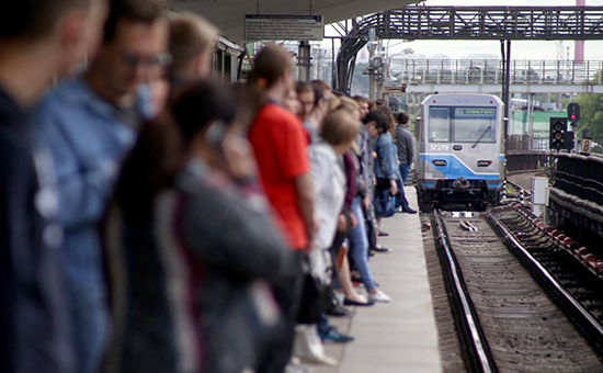 Пассажиры на&nbsp;платформе станции метро &laquo;Выхино&raquo; Таганско-Краснопресненской линии, где&nbsp;из-за&nbsp;пожара было приостановлено движение поездов, 8 июля 2016 года
