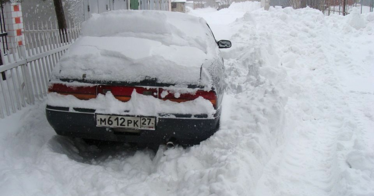 Вытащить из сугроба. Машину выдергивают из снега. Вытянуть авто из снега. Автомобиль буксует в снегу. Выкопать машину из снега.