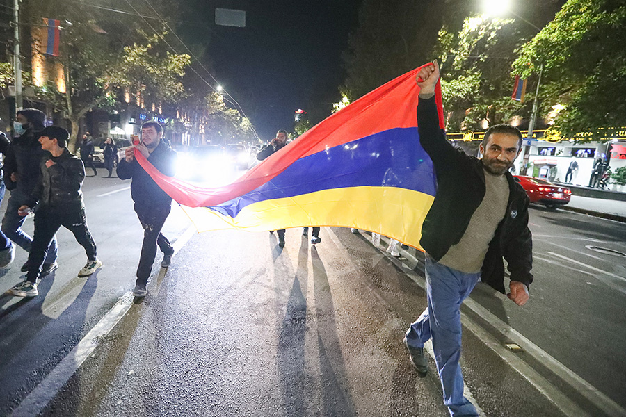 Известие об окончании войны и его условиях вызвало протесты в Ереване. На главной площади собрались несколько сотен человек