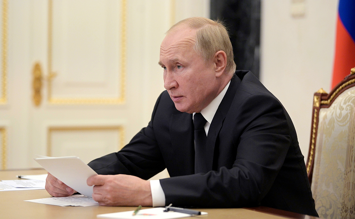 Путин заявил о проблемах с COVID-19 в его окружении