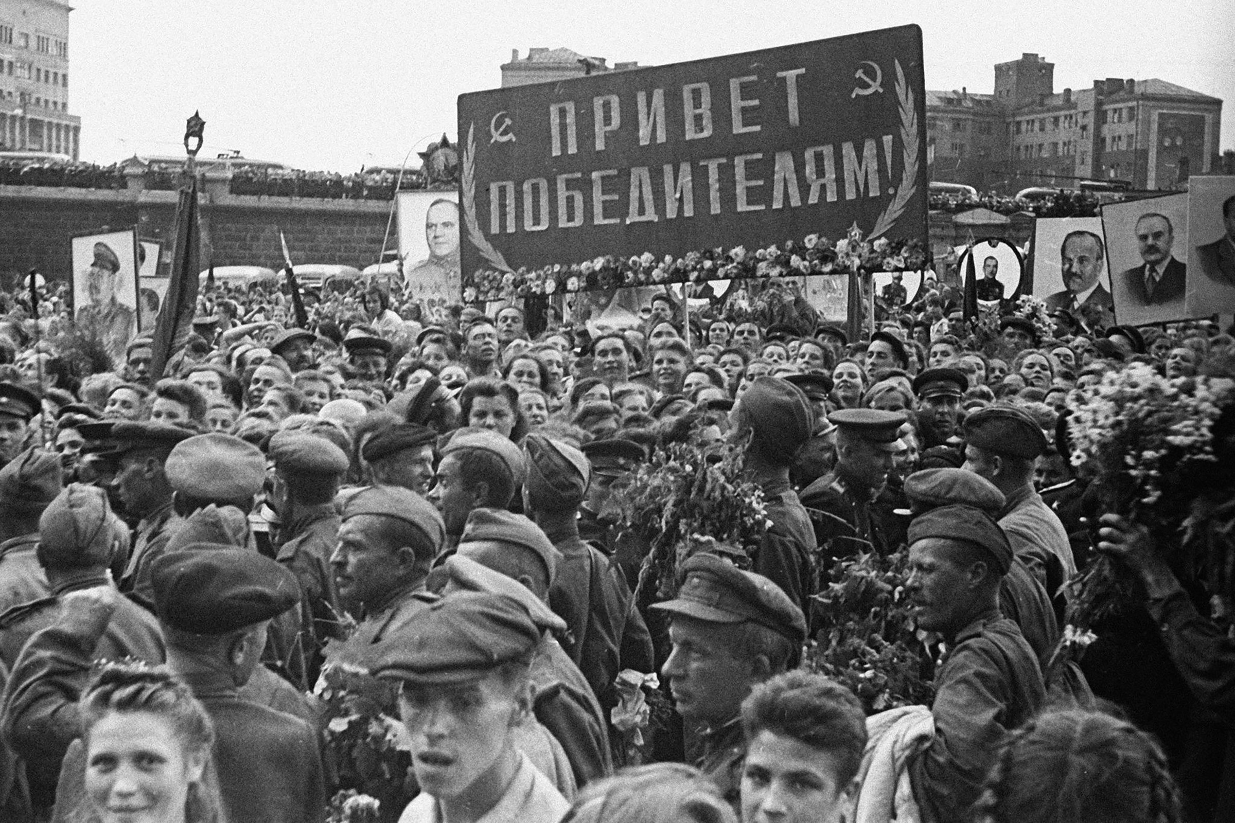 Москва. Торжественный митинг по случаю прибытия главного «эшелона Победы» на Белорусский вокзал, 21 июля.
«25 сентября 1945 года я, как имеющий уже специальность педагога-словесника, был демобилизован, — вспоминал советский историк Лев Пушкарев. — Экзамены за семестры последнего курса института я подготовил и сдал благодаря снисходительности экзаменаторов буквально с винтовкой в руке после разгрома фашистов под Москвой и временной задержки здесь нашей части. Столь уверенным я был тогда в скором окончании войны и хотелось возвратиться в институт без потери года.
Прошли торжественные проводы демобилизованных, нас заново обмундировали, а затем погрузили в столь привычные нам грузовые теплушки, приспособленные к перевозке людей (на пассажирские вагоны мы и не рассчитывали!). Наш эшелон тронулся на Родину. Он шел от Ломжи в Польше и далее через Брест — Барановичи — Минск — Смоленск в Москву. Снова, как во время наступления, перед нами пробегали израненные войной белорусские земли; худые, бедно одетые люди выбегали к нашим вагонам, радовались вместе с нами нашему возвращению… Не спеша продвигался наш товарняк с плакатами и лозунгами».
Пушкарев писал, что на стенах вагонов поезда было множество надписей, сделанных «мелом прямо по доскам или карандашом на полях плотно прибитых плакатов». Это люди из освобожденных городов и сел на остановках заходили в вагоны и оставляли на стенах короткие частушки и двустишия. «В них звучали слова радости и счастья, ожидания скорой встречи, надежды на долгую, счастливую мирную жизнь после войны».