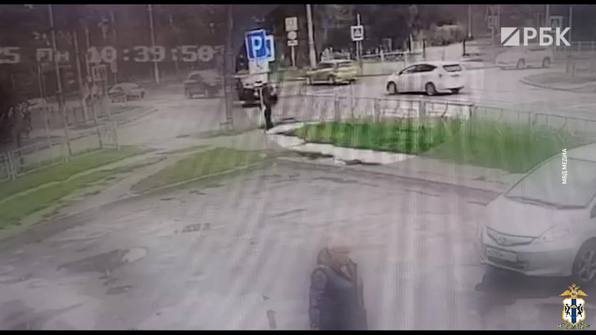 В Бердске машина сбила на тротуаре мать с двумя детьми