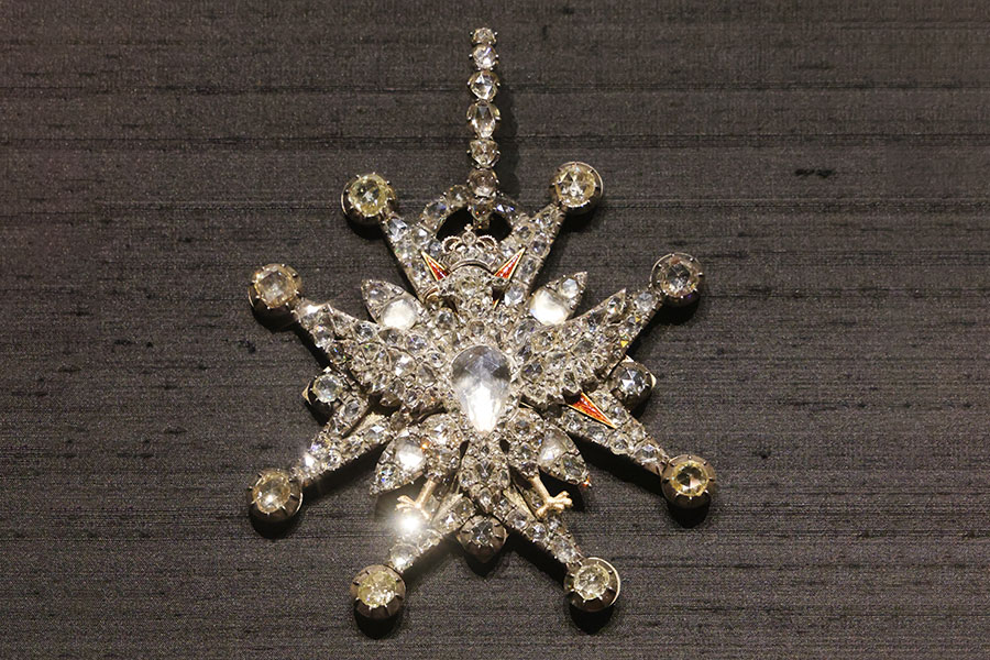 Ювелирное изделие 18-го века, удостоенное польской премии &laquo;Белый орел&raquo;, среди драгоценностей, найденных после ограбления в 2019 году, музей &laquo;Зеленое хранилище&raquo;, 2024 год
&nbsp;