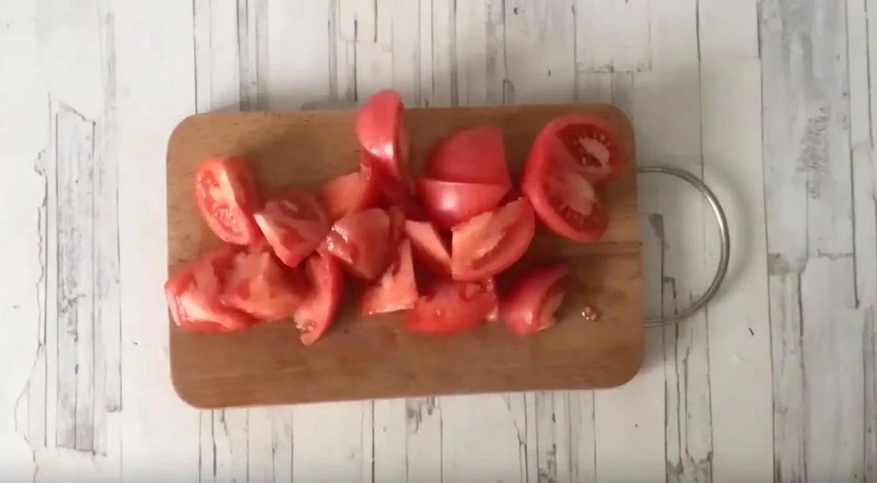 Нарежьте помидоры крупными кубиками