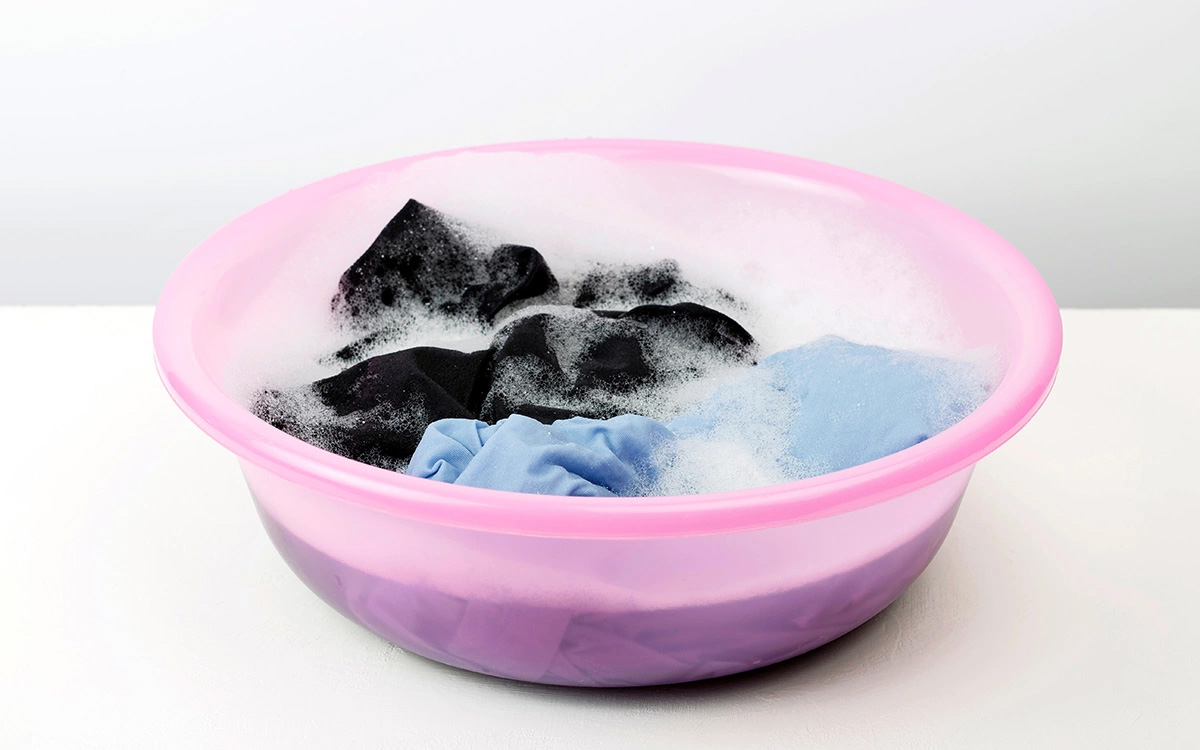 Начинайте действовать как можно скорее,&mdash; свежее пятно убрать намного проще, чем въевшееся. Это, пожалуй, главный фактор