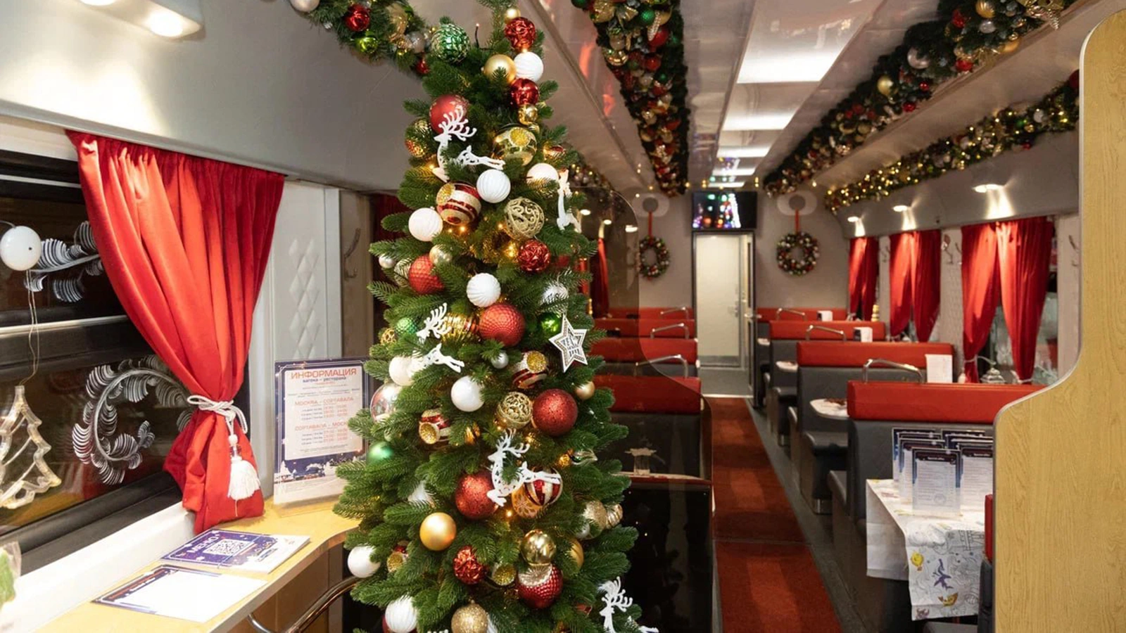 Посмотрите, как российские поезда украсили к Новому году