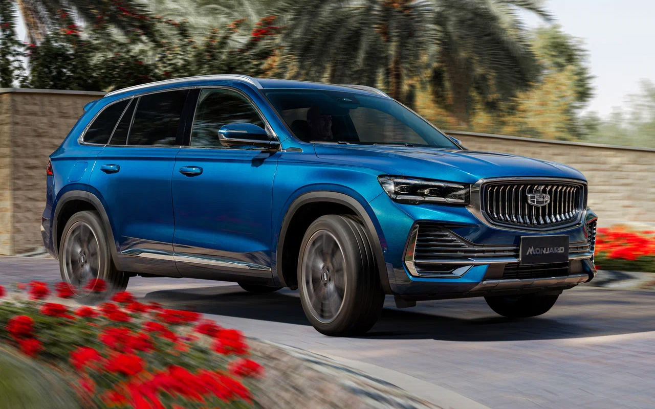Geely Monjaro. Полный привод, 2.0 (238 л.с.) с АКП8. Салон 5-местный. На выбор три комплектации. Диапазон цен: 4 549 990&ndash;4 899 990 руб.