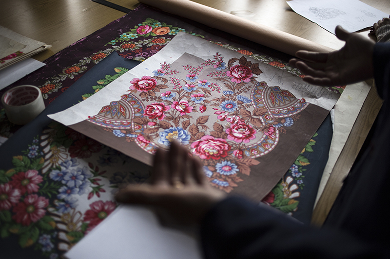Для печати одного платка требуется комплект из 15–20 шаблонов для нанесения на ткань краски каждого цвета