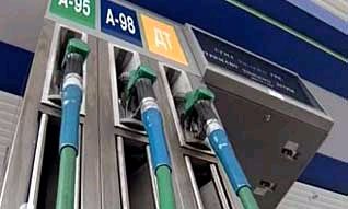 Средняя по России цена бензина достигла 18 рублей за литр