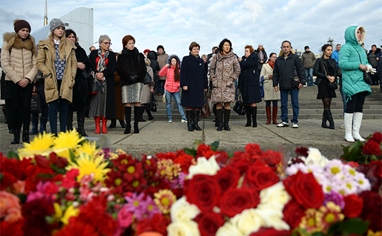 Цветы на&nbsp;набережной Сочи в&nbsp;память о&nbsp;погибших в&nbsp;авиакатастрофе Ту-154
