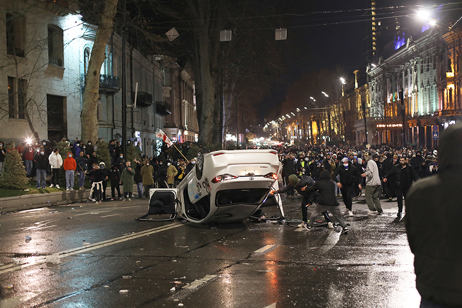 Rustavi 2 передавал, что в ночь на 9 марта демонстранты повредили и сожгли несколько автомобилей, по большей части это был транспорт МВД.