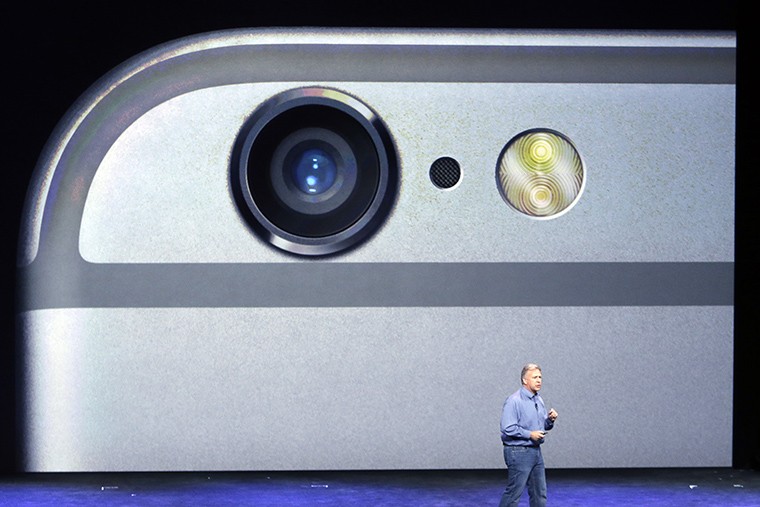 Старший вице-президент по маркетингу корпорации Apple Фил Шиллер рассказывает об особенностях камеры на iPhone нового околения.