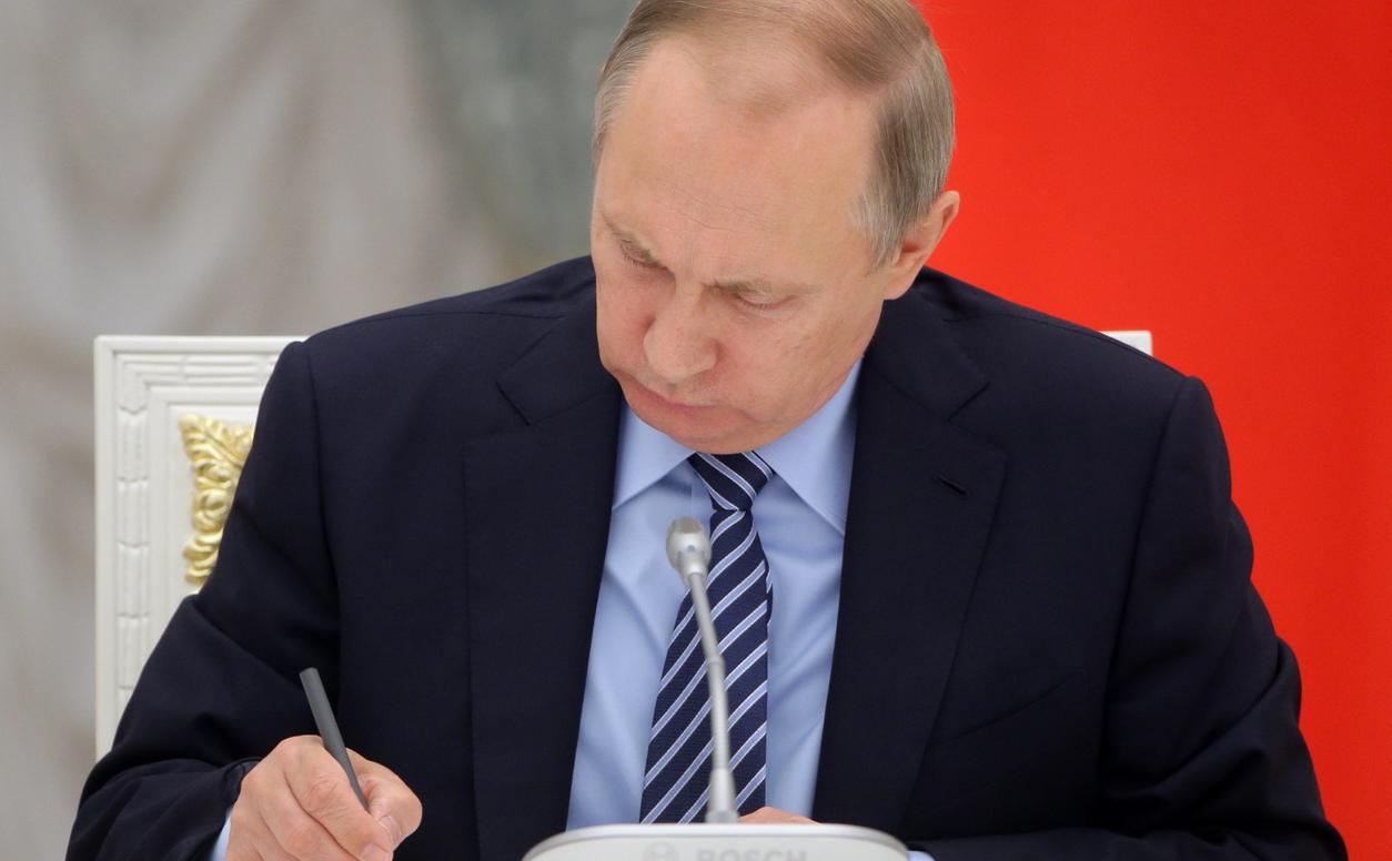 Путин подписал закон об упрощении признания военных погибшими"/>













