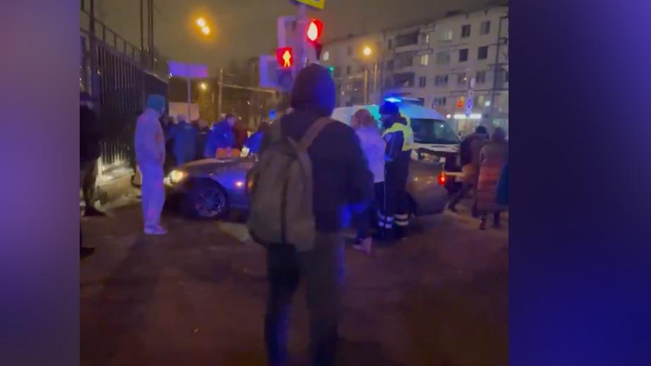 На северо-востоке Москвы автомобиль сбил пешеходов и врезался в светофор