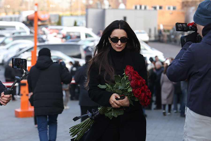 Певица Зара (настоящее имя&nbsp;&mdash; Зарифа Мгоян) стала известной, попав ребенком на шоу Николаева &laquo;Утренняя звезда&raquo;. На прощании она сказала, что телеведущий был членом семьи для всех своих зрителей.