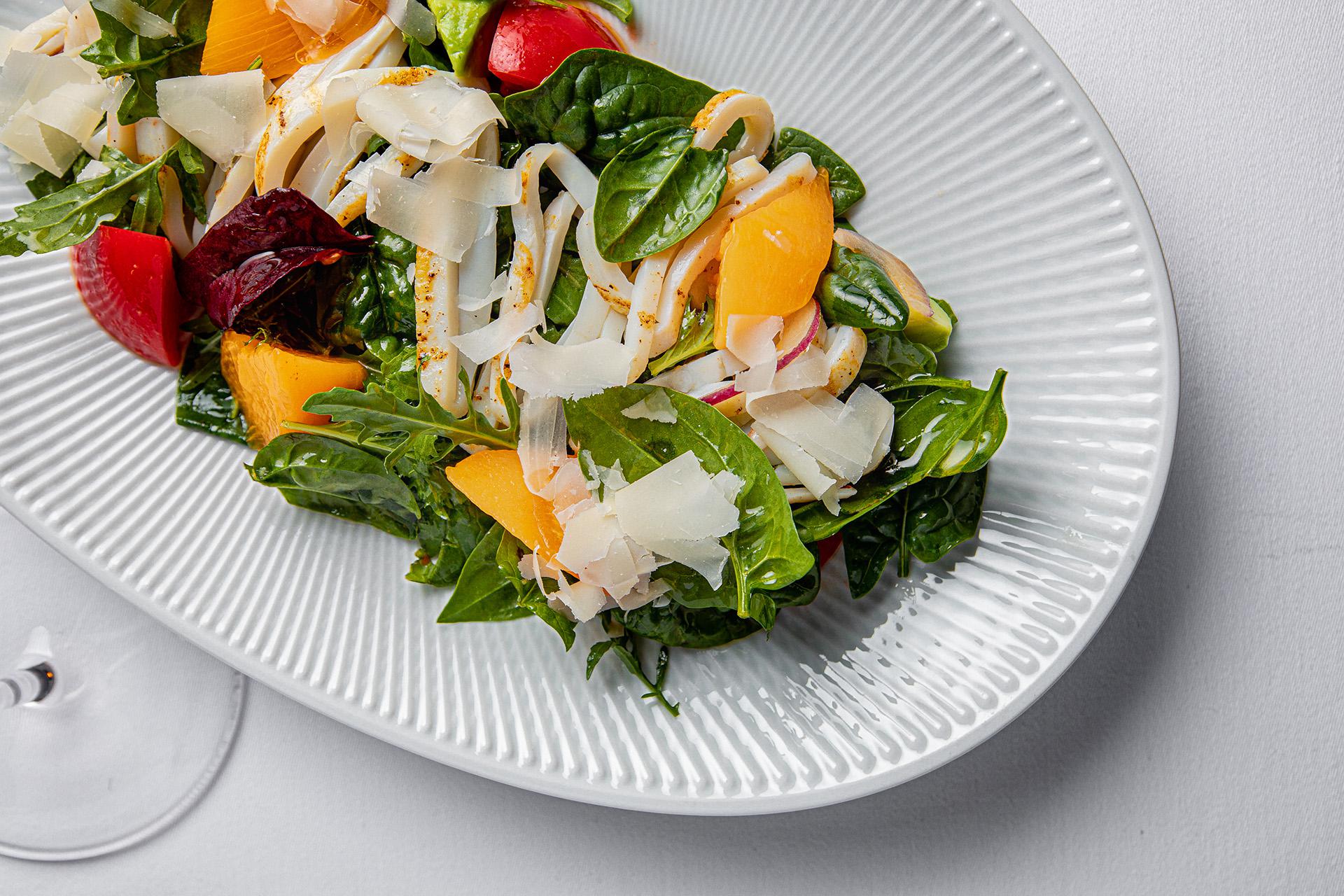 Салат с морепродуктами в ресторане &laquo;Рыба Мечты&raquo;