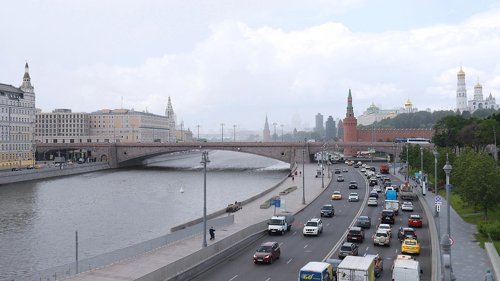 Москвичей предупредили о грозе в предстоящие выходные