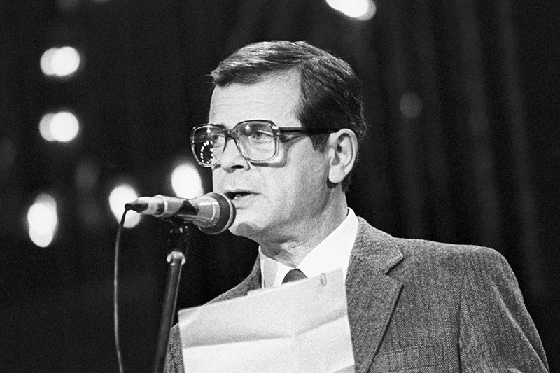 Аркадий Арканов на выступлении в Таллине. 1986 год