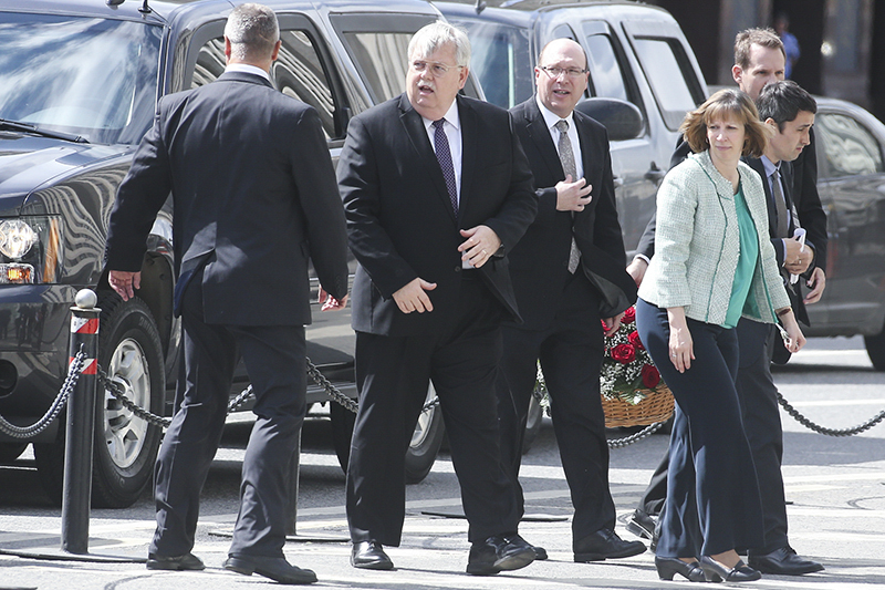Посол США в России Джон Теффт (второй слева) перед церемонией прощания с Евгением Примаковым