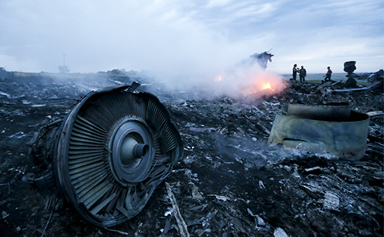 На месте падения пассажирского самолета &laquo;Малайзийских авиалиний&raquo; Boeing 777 в Донбассе. Архивное фото