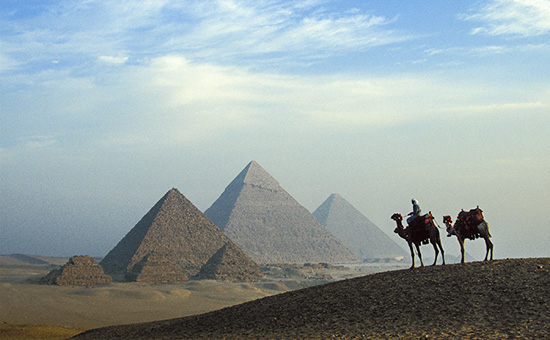 Вид на комплекс пирамид в Гизе в пригороде Каира, Египет. Архивное фото