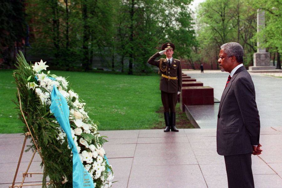 Генеральный секретарь ООН Кофи Аннан, находящийся с первым официальным визитом в России, возложил венок к Могиле Неизвестного Солдата у Кремлевской стены. 1997 год