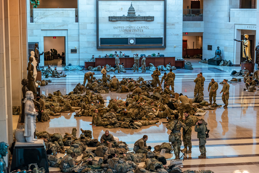 Солдаты приехали охранять конгресс во время обсуждения импичмента. Фото