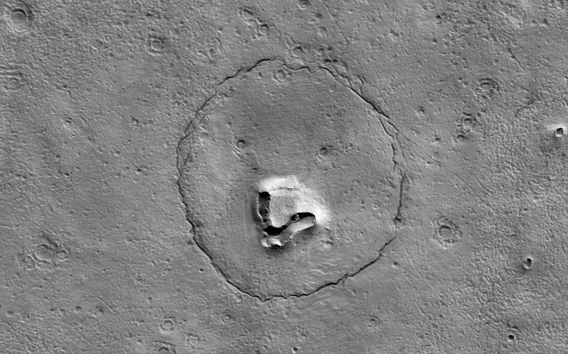 Спутник NASA сфотографировал на Марсе похожий на морду медведя рельеф