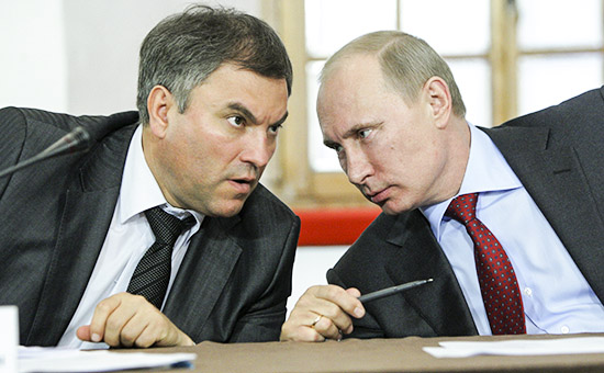 Первый замглавы администрации президента Вячеслав Володин и президент РФ Владимир Путин (слева направо)