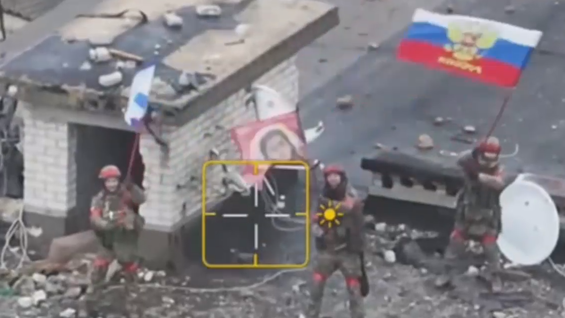 Минобороны показало кадры водружения флага над Великой Новоселкой