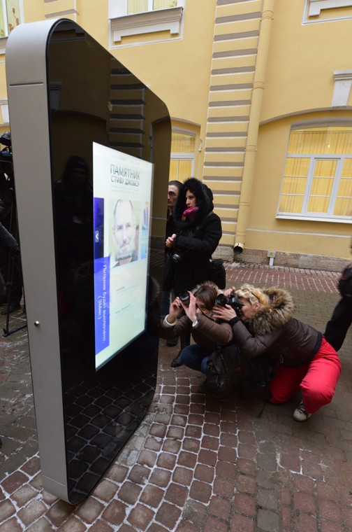 В Петербурге увековечили память Стива Джобса двухметровым iPhone 4 