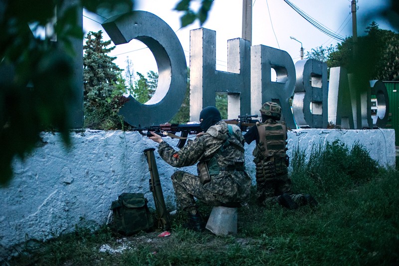 Ополченцы на боевом дежурстве на въезде в Славянск. За последние несколько дней в городе шли ожесточенные бои, в которых погибли несколько украинских военных и бойцов "Народного ополчения". 