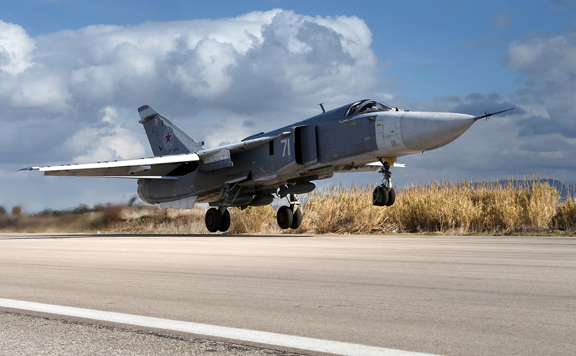 Бомбардировщик Су-24&nbsp;на авиабазе Хмеймим. 20 января 2016 года