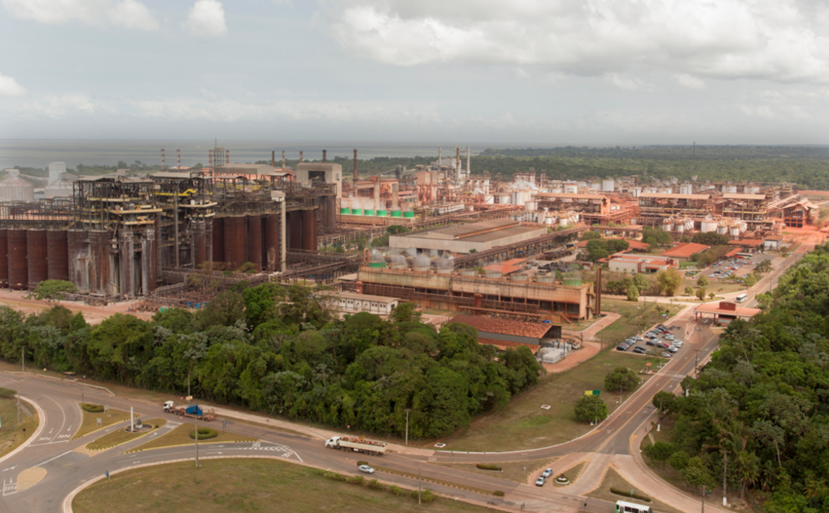 Завод Alunorte в городе Баркарена на севере Бразилии