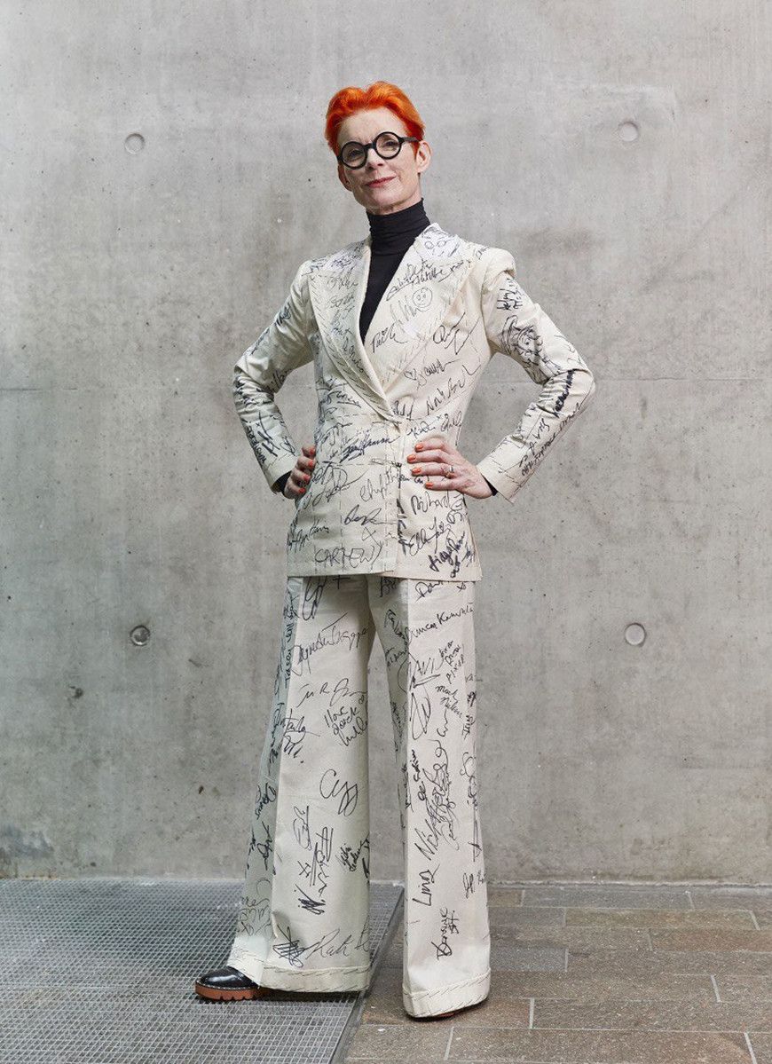 Сэнди Пауэлл в костюме своего же дизайна, подписанном голливудскими знаменитостями&nbsp;