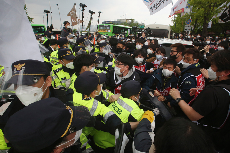 В Сеуле на протест вышли члены Корейской конфедерации профсоюзов. Они требуют улучшения условий труда и расширения прав рабочих. В Южной Корее из-за пандемии пока запрещены встречи больше пяти человек