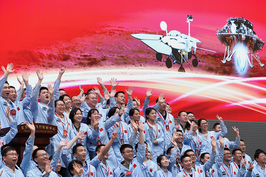Председатель КНР Си Цзиньпин поздравил представителей аэрокосмической отрасли Китая с успешной посадкой &laquo;Тяньвэнь-1&raquo; на Марс. Успешная посадка аппарата на Красную планету ознаменовала новый этап в межпланетных исследованиях КНР, считает&nbsp;Си Цзиньпин