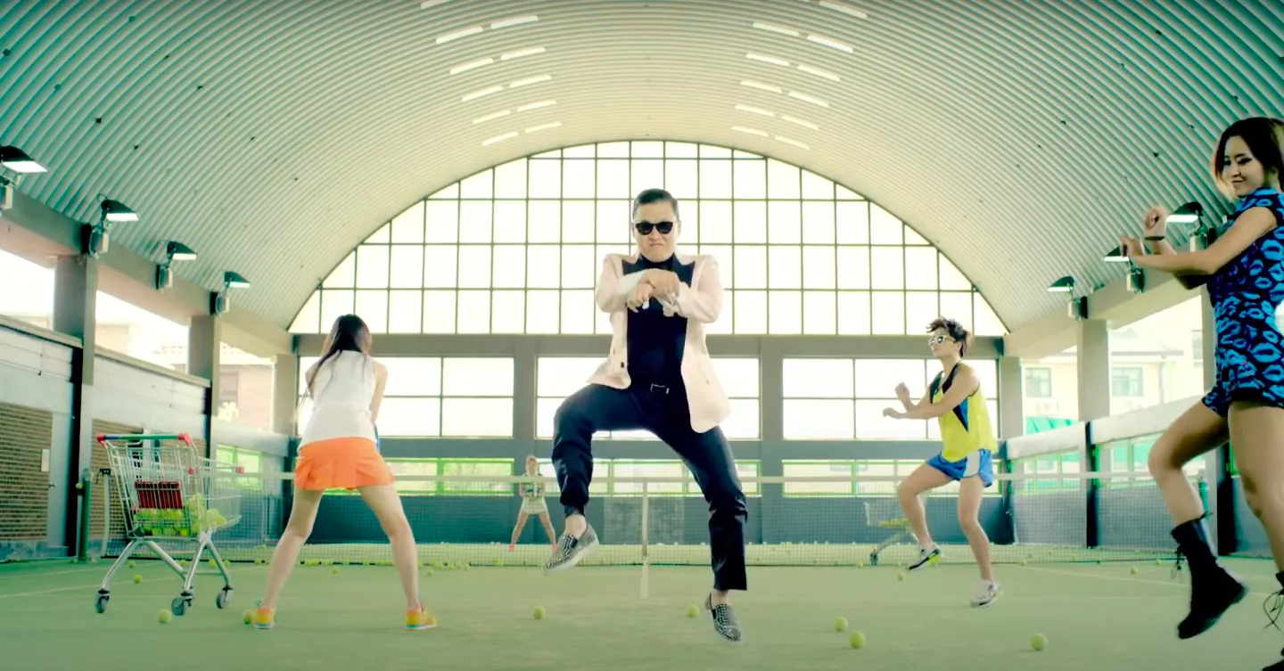 <p>Клип на песню Gangnam Style корейского исполнителя PSY в 2012 году&nbsp;стал самым просматриваемым видео на YouTube и в течение пяти лет&nbsp;удерживал этот статус. На сегодняшний день видео набрало более&nbsp;4 млрд просмотров, а новый хит&nbsp;PSY &laquo;That That&raquo;, выпущенный при участии солиста BTS Suga, всего за три месяца посмотрели 300 млн раз&nbsp;</p>