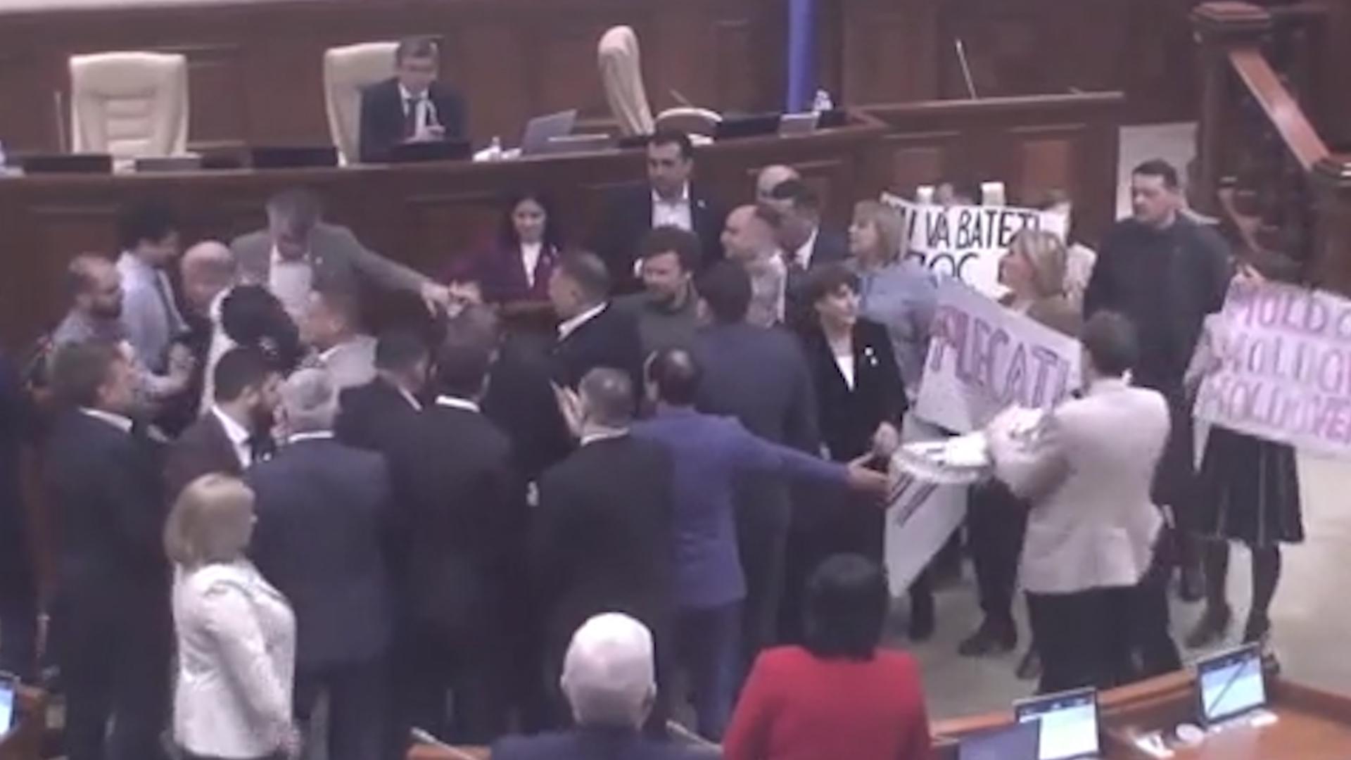 В парламенте Молдавии произошла потасовка из-за переименования языка
