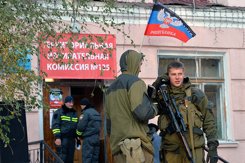 Ополченцы перед входом в избирательный участок № 125 на выборах главы ДНР и депутатов Народного Совета республики в Донецке.