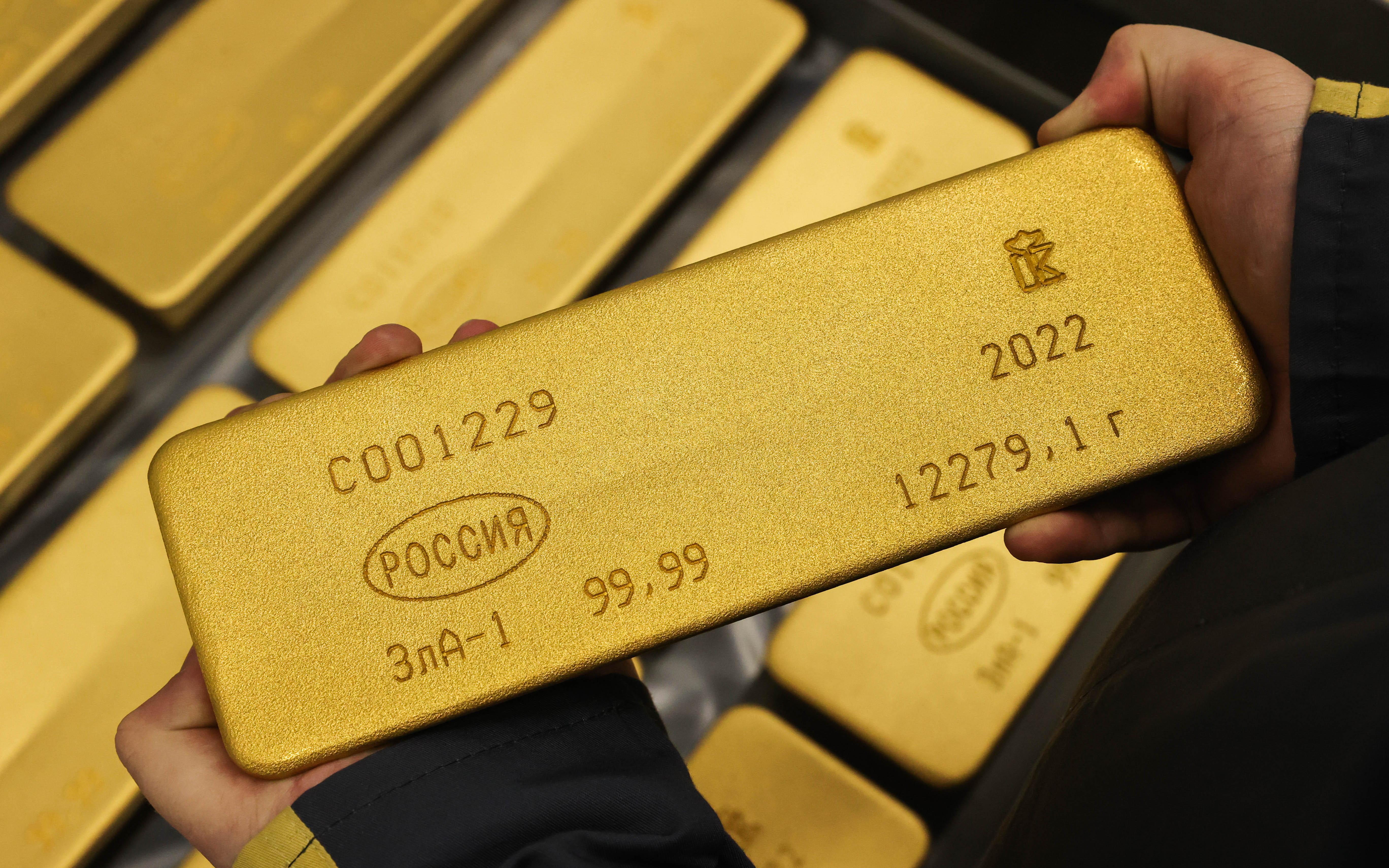 Цены на золото упали до минимума с марта 2023 года
