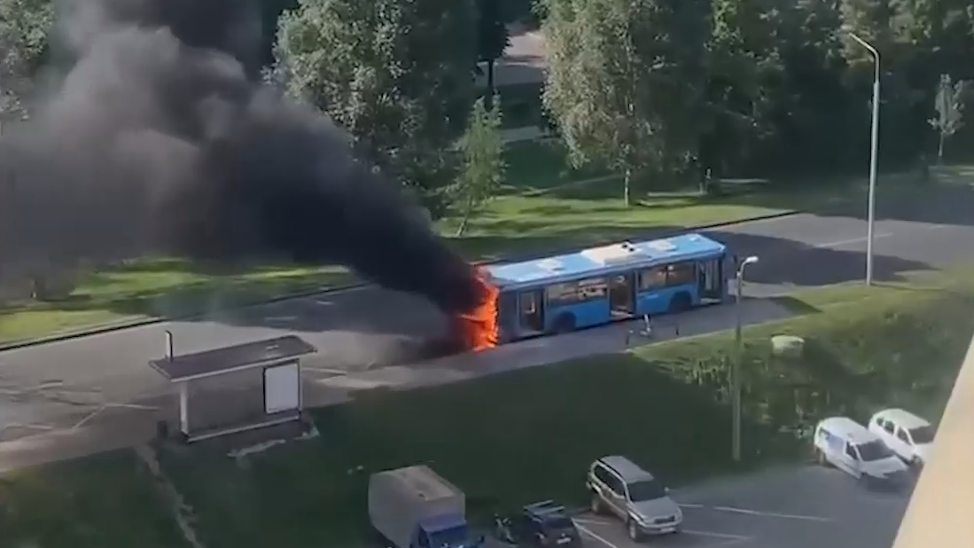 В Москве на Донецкой улице загорелся автобус