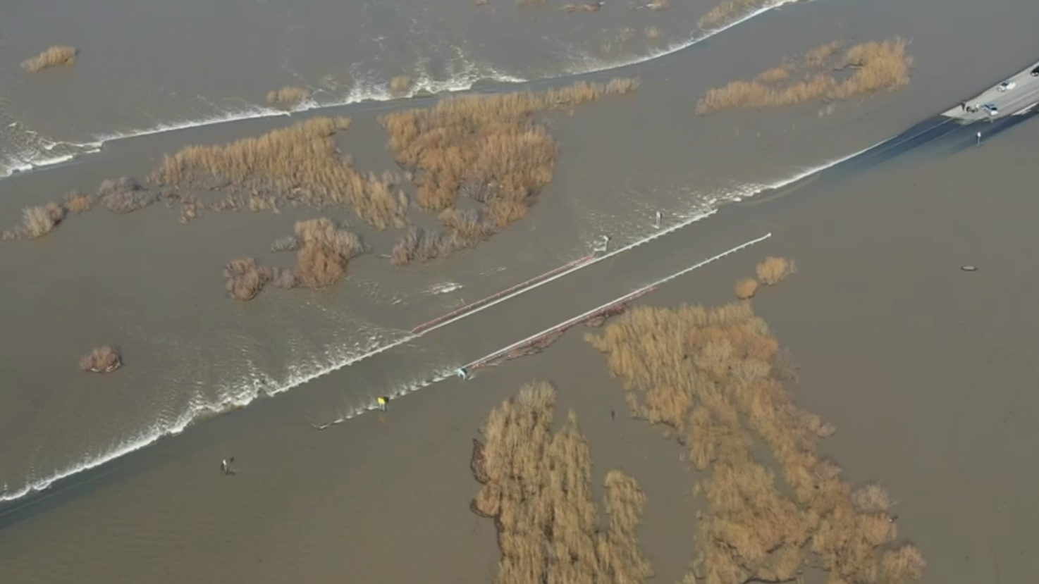 Как автомобильный мост в Ишиме скрылся под водой. Видео