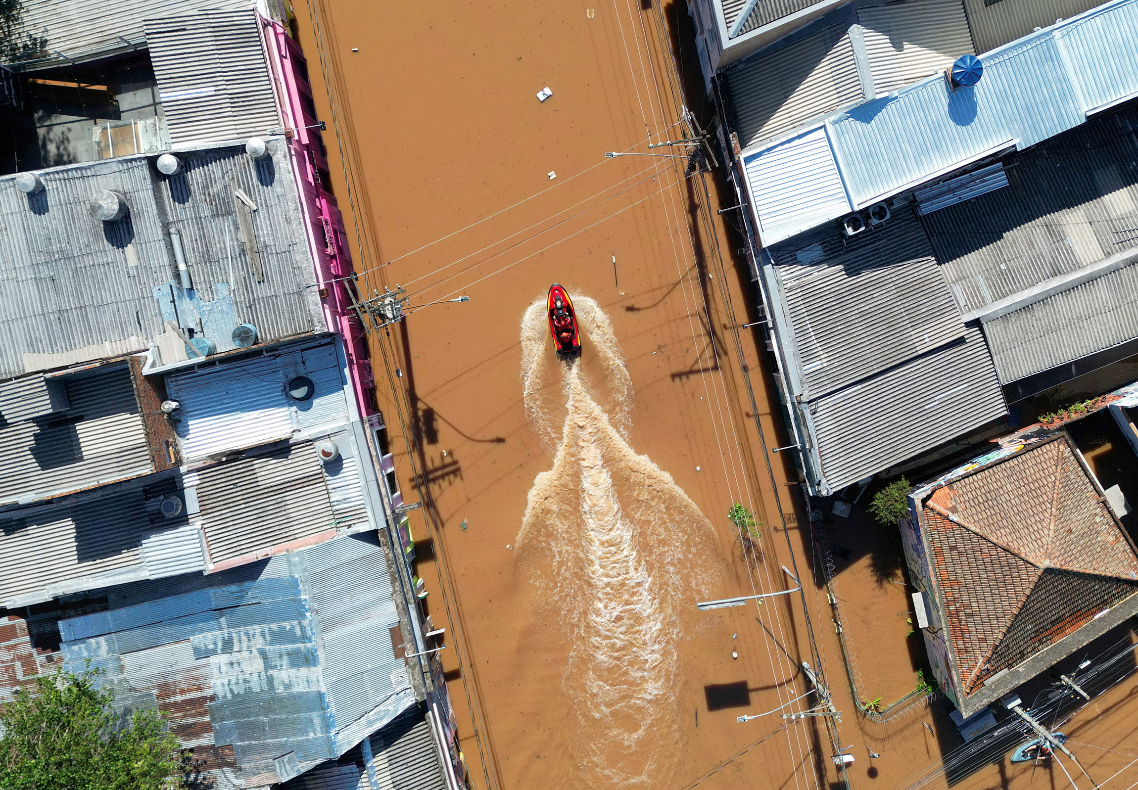 Лодка спасателей на затопленной улице в Порту-Алегри.