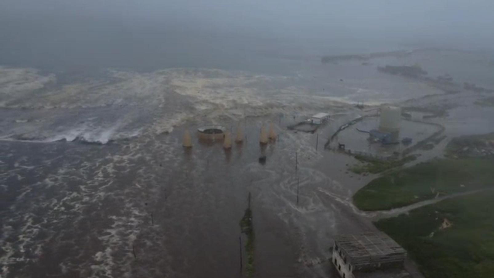 Цунами обрушилось на Сахалин после землетрясения. Видео