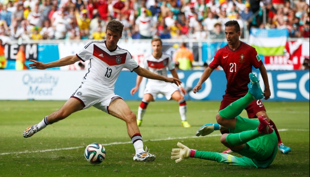 Сборная Германии разгромила команду Португалии на ЧМ-2014. Встреча завершилась со счетом 4:0 Три мяча в ворота Роналду и Ко забил Томас Мюллер, став автором первого хет-трика на чемпионате в Бразилии. (С) Getty Images.