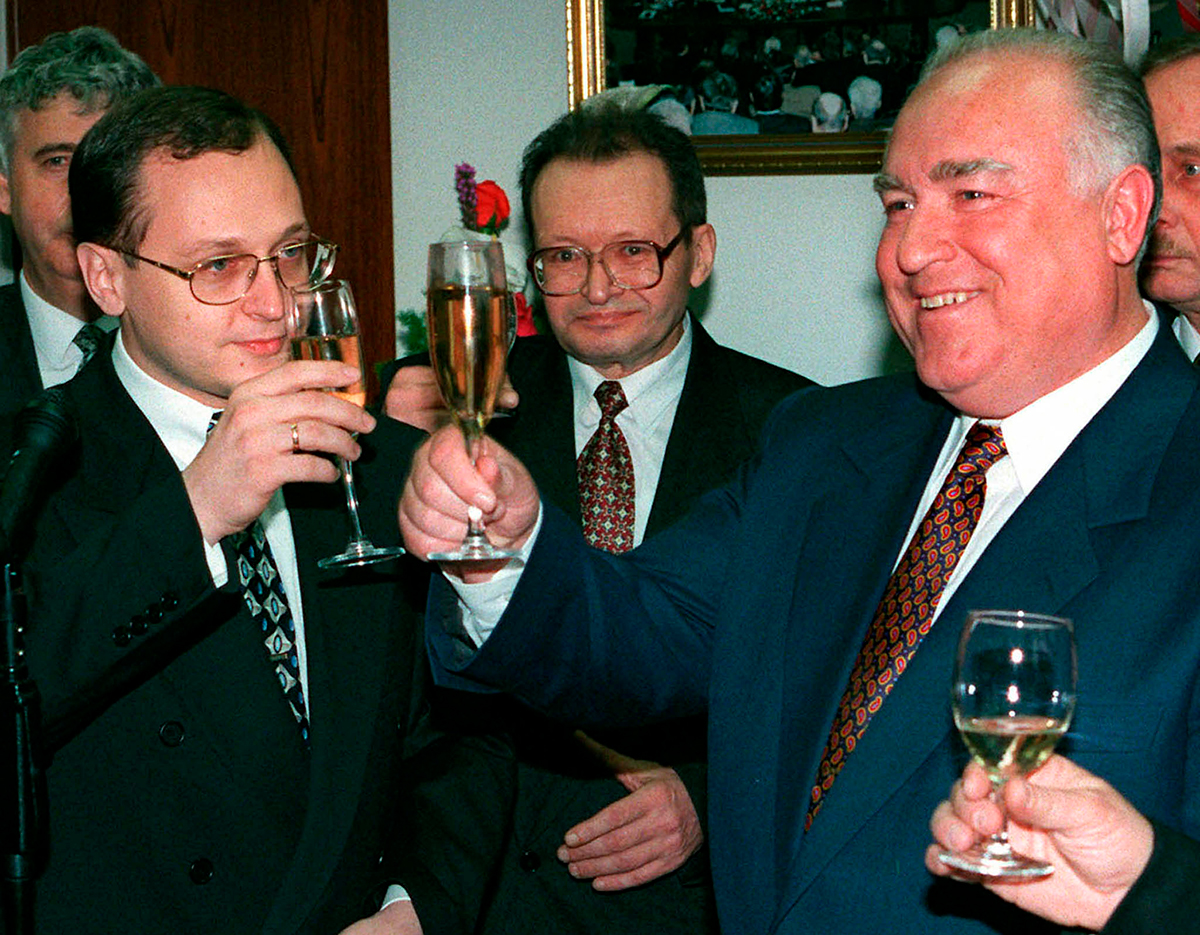 21 августа Дума потребовала отставки правительства Кириенко (на фото слева). Вместо него Ельцин решил вновь вернуть на премьерский пост Черномырдина (на фото справа), но нижняя палата парламента дважды отклонила его кандидатуру
