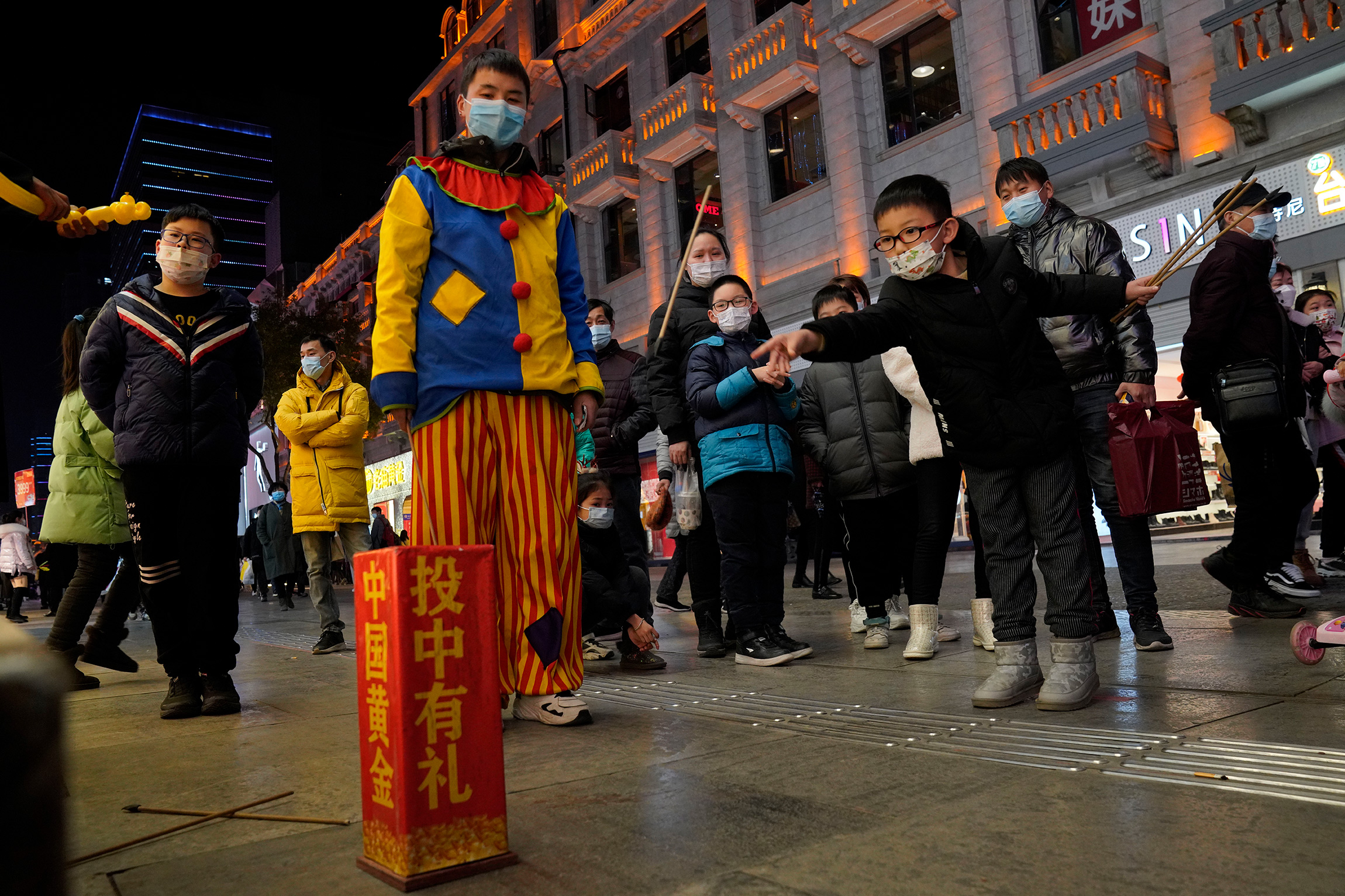 Уличные игры с детьми на одной из торговых улиц города, 15 января
