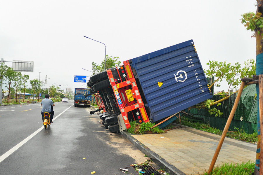В провинции Хайнань пострадали 102,5 тыс. человек, о погибших не сообщалось. Более 7 тыс. домов отрезаны от системы водоснабжения. Около 21 тыс. человек эвакуировали из провинции